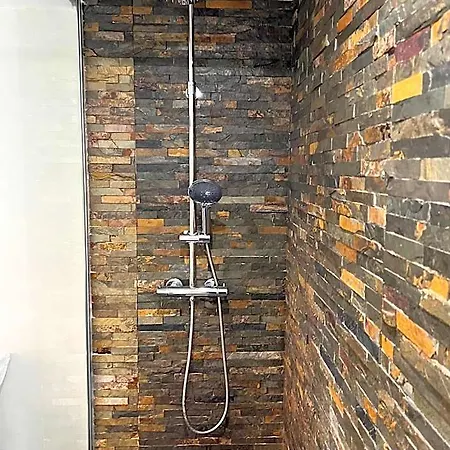 Modern With Indoor Shower Near The River - Moderno Com Duche Interior Proximo Da Ribeira *